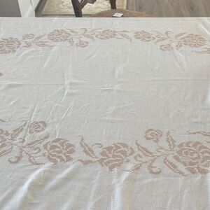Vintage dining table cloth
Hand embroidered 
Oval - 82 x 66
Cotton/linen fabric